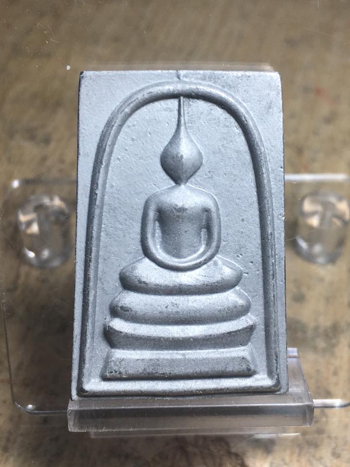 พระสมเด็จ วัดระฆังโฆสิตาราม รุ่นยกฐานะ เนื้อตะกั่วถ้ำชา ปี 2559 หมายเลข ๔๔๕