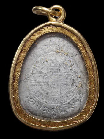 ปิดตายันต์ดวงเล็ก หลวงปู่โต๊ะ วัดประดูฉิมพลี เนื้อผงใบลานแช่น้ำมนต์ เลี่ยมทอง พร้อมบัตรพระแท้