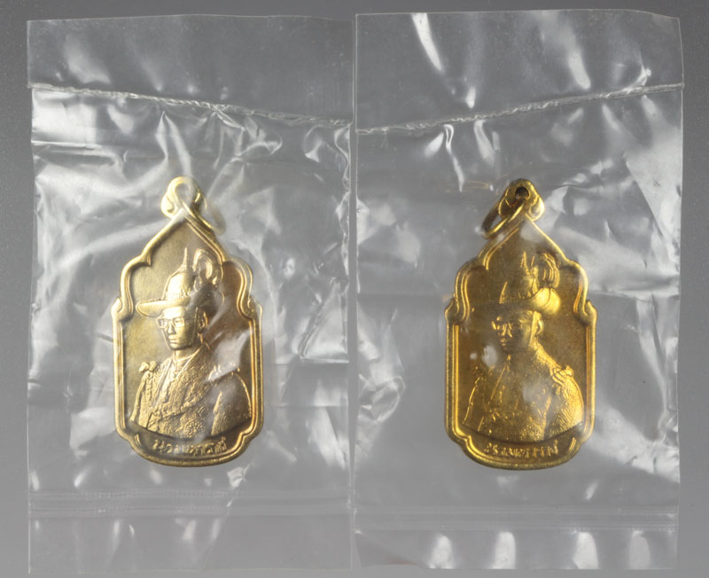 เหรียญในหลวง นวมหาราช ฉลอง ๕ รอบ ในหลวง ร. ๙ ปี ๒๕๓๐ 2 เหรียญ เนื้อทองฝาบาตร # 2