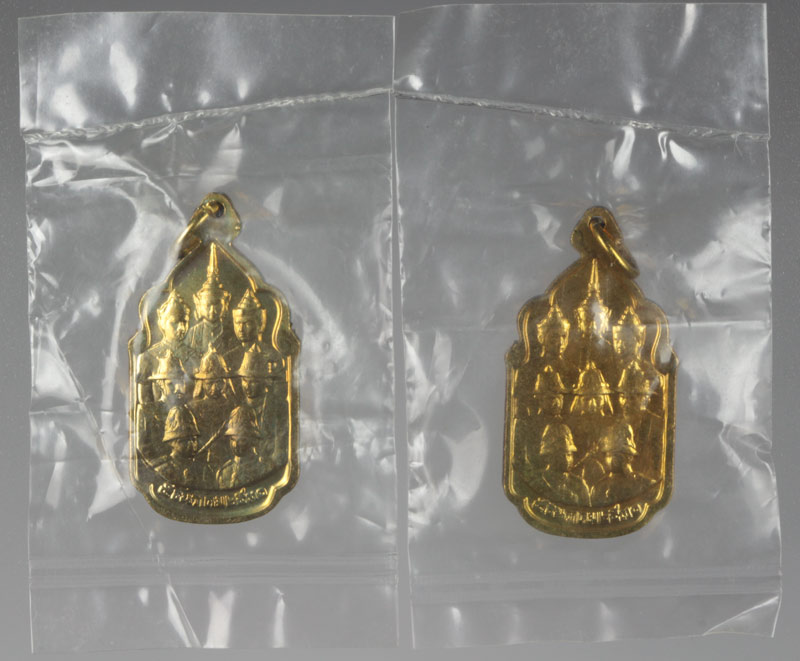 เหรียญในหลวง นวมหาราช ฉลอง ๕ รอบ ในหลวง ร. ๙ ปี ๒๕๓๐ 2 เหรียญ เนื้อทองฝาบาตร # 2