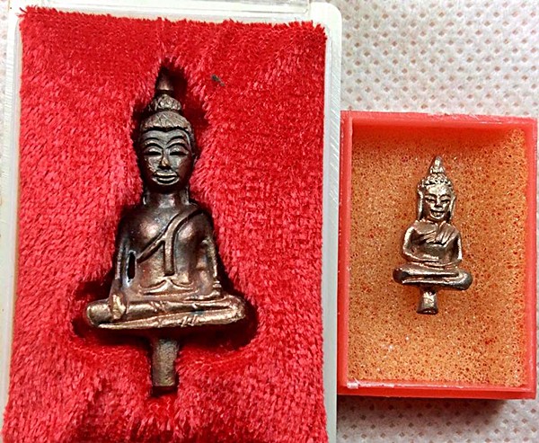 หลวงพ่อเกษม เขมโก พระยอดธงพิมพ์ใหญ่,พิมพ์เล็กเนื้อนวะสวยเดิมพร้อมกล่องเคาะเดียวครับ