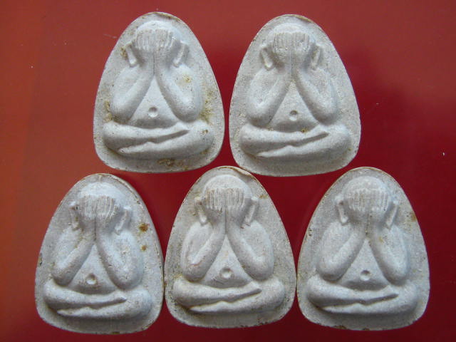 ปิดตา หลังยันต์นะ (3 ยันต์) หลวงพ่อเกษม ปี36 ทีเดียว 5 องค์. ..กล่อง