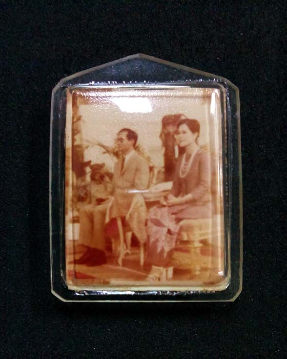 เหรียญรูปถ่ายหลวงพ่อฤาษีลิงดำแบบสี่เหลี่ยม ด้านหลังเป็นรูปในหลวงนั่งคู่กับพระราชินี