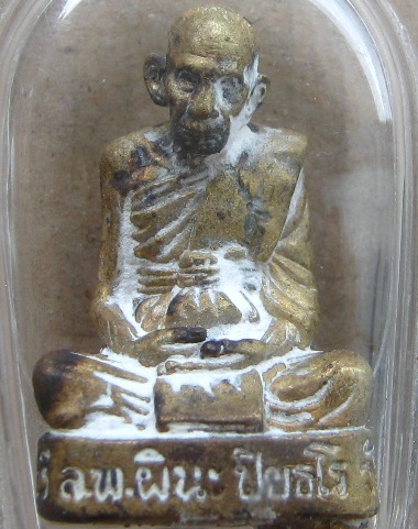 รูปหล่อรุ่นแรก หลวงพ่อผินะ วัดสนมลาว สระบุรี ปี2549เนื้อทองผสม ก้นบรรจุชนวนมวลสารและอุดเม็ดกันฟ้าผ่า