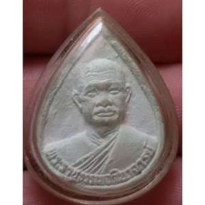 พระผงหยก รูปเหมือน หลวงพ่อวิริยังค์ วัดธรรมมงคล กทม. (เลี่ยมจับขอบ) ย.1