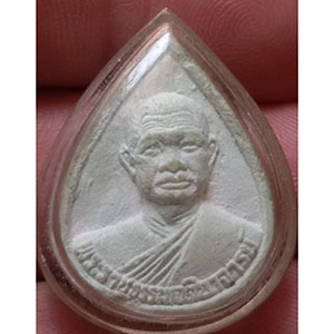 พระผงหยก รูปเหมือน หลวงพ่อวิริยังค์ วัดธรรมมงคล กทม. (เลี่ยมจับขอบ) ย.1