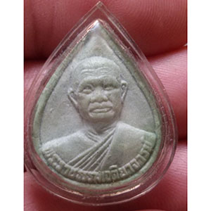 พระผงหยก รูปเหมือน หลวงพ่อวิริยังค์ วัดธรรมมงคล กทม. (เลี่ยมจับขอบ) ย.1