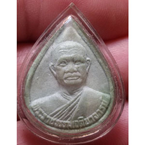 พระผงหยก รูปเหมือน หลวงพ่อวิริยังค์ วัดธรรมมงคล กทม. (เลี่ยมจับขอบ) ย.1