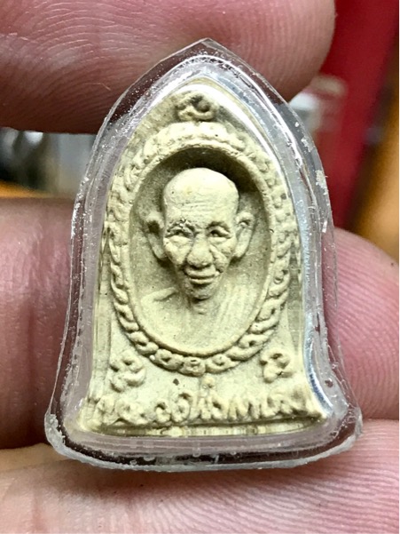 พระผง หลวงพ่อเกษม รุ่น พิเศษ ครบ ๘๐ ปี พ.ศ.2534  โค้ด ก ด้านหลัง