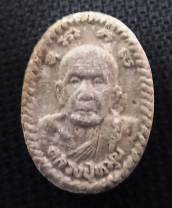 พระผงยันต์ดวงเศรษฐี หลวงปู่หมุน เกศาชัดๆ ชานหมาก ปี ๒๕๔๓ หน้าเทาหลังขาว 