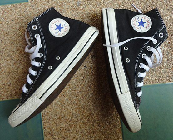 รองเท้า CONVERSE ของแท้ หุ้มข้อ สีดำ เบอร์ UK 8.5 หรือเบอร์ประมาณ 42 ครับ (ใส่ได้ตั้งแต่ 40-42 ครับ)