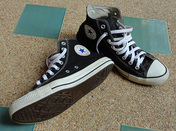 รองเท้า CONVERSE ของแท้ หุ้มข้อ สีดำ เบอร์ UK 8.5 หรือเบอร์ประมาณ 42 ครับ (ใส่ได้ตั้งแต่ 40-42 ครับ)