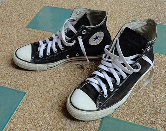 รองเท้า CONVERSE ของแท้ หุ้มข้อ สีดำ เบอร์ UK 8.5 หรือเบอร์ประมาณ 42 ครับ (ใส่ได้ตั้งแต่ 40-42 ครับ)
