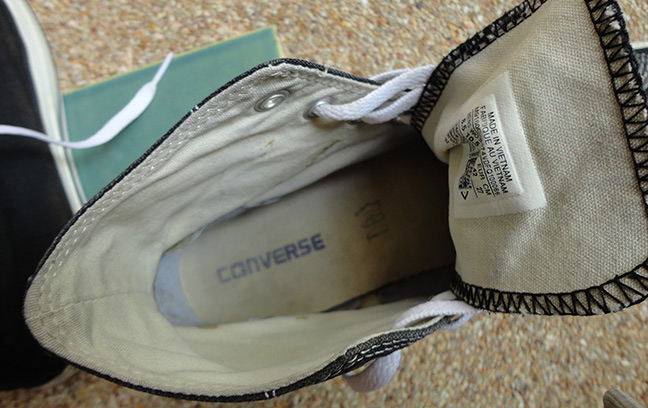 รองเท้า CONVERSE ของแท้ หุ้มข้อ สีดำ เบอร์ UK 8.5 หรือเบอร์ประมาณ 42 ครับ (ใส่ได้ตั้งแต่ 40-42 ครับ)