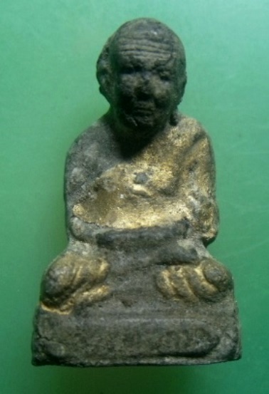 **วัดใจ**หลวงปู่ทวดเนื้อว่านลอยองค์ ฝังเม็ดแร่ใต้ฐาน ทาทองเก่า ไม่ทราบที่**สวยๆ เชิญชมครับ 