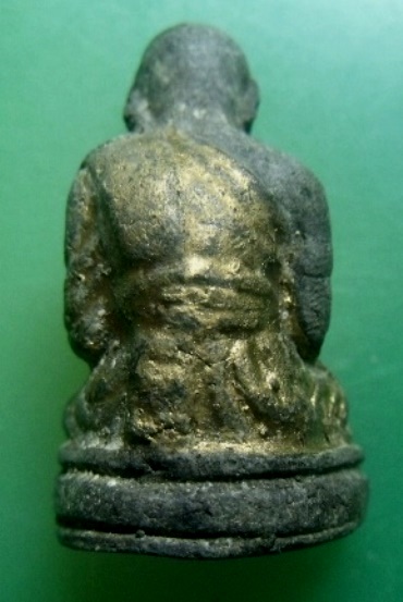 **วัดใจ**หลวงปู่ทวดเนื้อว่านลอยองค์ ฝังเม็ดแร่ใต้ฐาน ทาทองเก่า ไม่ทราบที่**สวยๆ เชิญชมครับ 