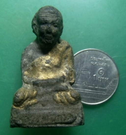 **วัดใจ**หลวงปู่ทวดเนื้อว่านลอยองค์ ฝังเม็ดแร่ใต้ฐาน ทาทองเก่า ไม่ทราบที่**สวยๆ เชิญชมครับ 