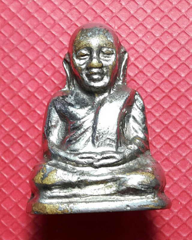 พระรูปเหมือนปั๊ม หลวงพ่อเงิน บางคลาน ปี 15 ออกวัดวังจิกพิมพ์มือมีจุด เนื้อทองเหลืองชุบนิเกิ้ล