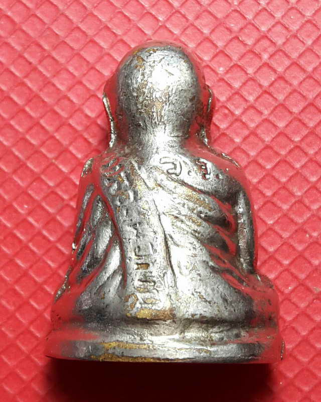 พระรูปเหมือนปั๊ม หลวงพ่อเงิน บางคลาน ปี 15 ออกวัดวังจิกพิมพ์มือมีจุด เนื้อทองเหลืองชุบนิเกิ้ล