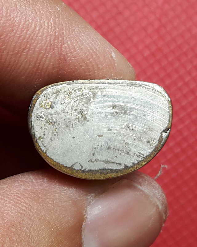 พระรูปเหมือนปั๊ม หลวงพ่อเงิน บางคลาน ปี 15 ออกวัดวังจิกพิมพ์มือมีจุด เนื้อทองเหลืองชุบนิเกิ้ล