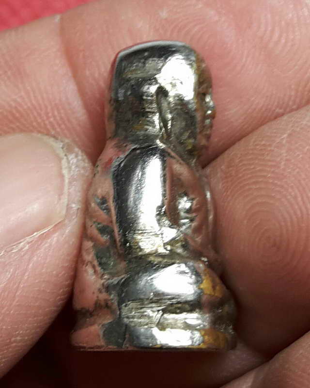 พระรูปเหมือนปั๊ม หลวงพ่อเงิน บางคลาน ปี 15 ออกวัดวังจิกพิมพ์มือมีจุด เนื้อทองเหลืองชุบนิเกิ้ล