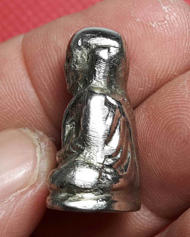 พระรูปเหมือนปั๊ม หลวงพ่อเงิน บางคลาน ปี 15 ออกวัดวังจิกพิมพ์มือมีจุด เนื้อทองเหลืองชุบนิเกิ้ล