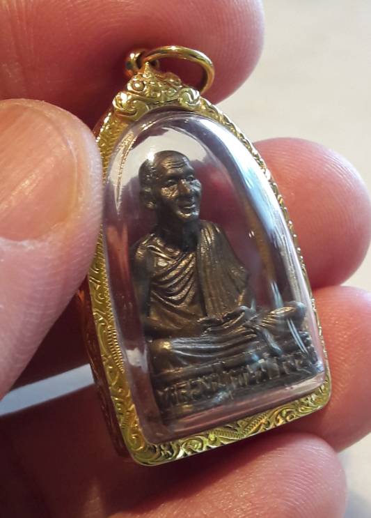 รูปหล่อหลวงพ่อเกษม ก้นหนู เนื้อนวะผิวไฟสวยมั๊กๆ ปี2536 ฉลองอายุ 81 ปี เลี่ยมทองกันน้ำ