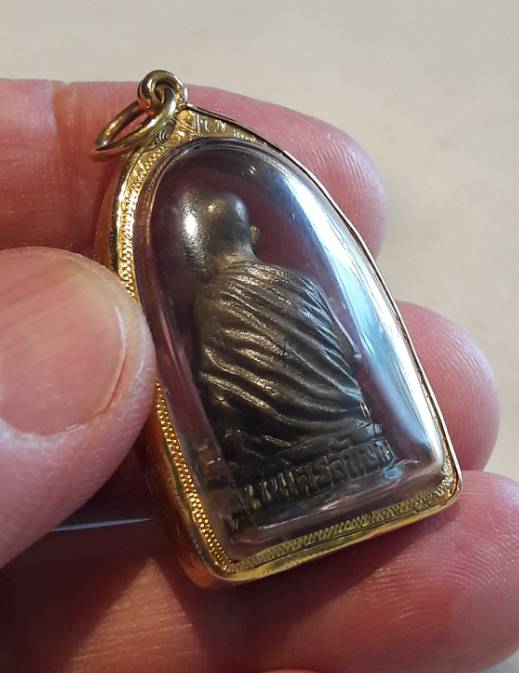 รูปหล่อหลวงพ่อเกษม ก้นหนู เนื้อนวะผิวไฟสวยมั๊กๆ ปี2536 ฉลองอายุ 81 ปี เลี่ยมทองกันน้ำ