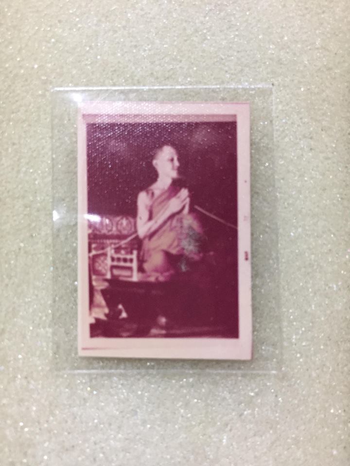 รูปถ่ายกระดาษหนังไก่ ท่านเจ้าคุณนรฯ วัดเทพศิรินทร์ อฐิษฐานจิต จีวรด้านหลัง ขนาด 1 นิ้ว