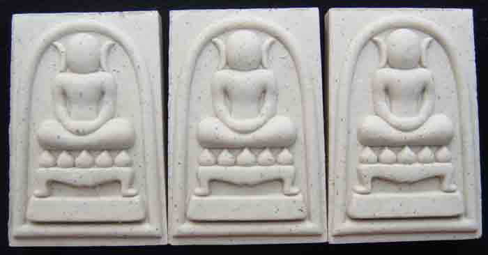 พระสมเด็จไกเซอร์ หลังสมเด็จโต รุ่นแรก วัดนาคกลางวรวิหาร เนื้อผงพุทธคุณ เหมาที่เดียว 3 องค์  รุ่นรวยม