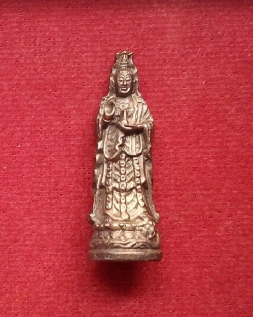 เจ้าแม่กวนอิม หลวงพ่อเปิ่น วัดบางพระ จารใต้ฐาน ปี35 เนื้อนวะโลหะ...เคาะเดียวแดง...