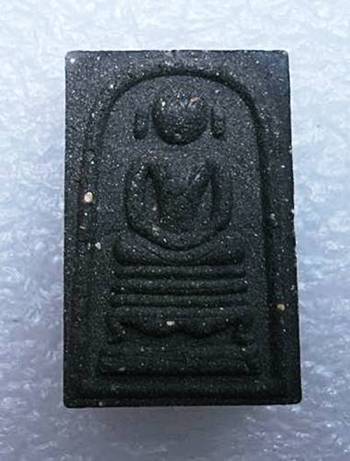 สมเด็จผงกสิณไฟ พิมพ์ไกเซอร์ หลวงปู่สรวงและหลวงปู่หมุนร่วมปลุกเสก วัดถ้ำสระพงษ์  ปี35