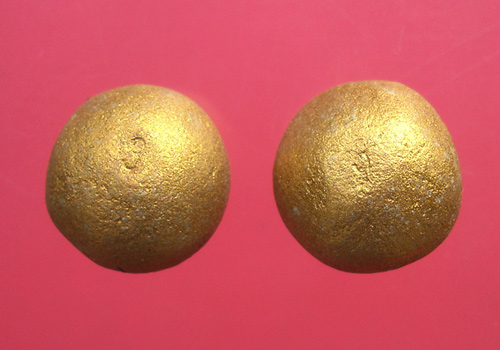 ลูกอมเมตตามหานิยม(ผสมผงพรายกุมาร เนื้อว่านดอกทอง)โค๊ต3 จารมือ ปี 2554 หลวงพ่อสาครวัดหนองกรับครับ 