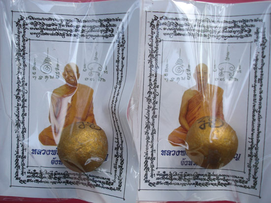 ลูกอมเมตตามหานิยม(ผสมผงพรายกุมาร เนื้อว่านดอกทอง)โค๊ต3 จารมือ ปี 2554 หลวงพ่อสาครวัดหนองกรับครับ 