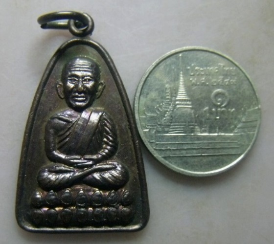 **วัดใจ**เหรียญหลวงพ่อทวด หลังหนังสือ วัดช้างให้ รุ่นมหาลาภ**สวยๆ ผิวไฟม่วงๆ