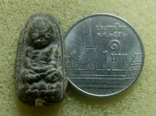**วัดใจ**หลวงปู่ทวดเนื้อว่านพิมพ์พระรอดจิ๋ว ฝังตะกรุดนารายณ์เเปลงรูป**สวยๆ หายาก เชิญชมครับ