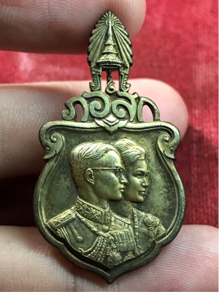 เหรียญ ในหลวง พระราชินี เสด็จเยือนอเมริกาและทวีปยุโรป ปี 2503 เหรียญเล็ก 