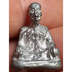 พระรูปเหมือน เนื้อตะกั่ว ก้นอุดจีวร ตอกโค็ต ไม่ทราบที่ครับ