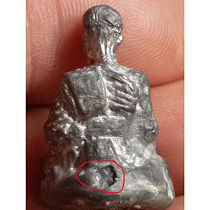 พระรูปเหมือน เนื้อตะกั่ว ก้นอุดจีวร ตอกโค็ต ไม่ทราบที่ครับ
