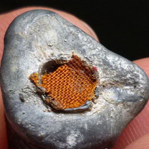 พระรูปเหมือน เนื้อตะกั่ว ก้นอุดจีวร ตอกโค็ต ไม่ทราบที่ครับ