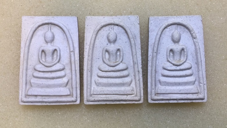 สมเด็จวัดระฆัง รุ่น 214 ปีเกิด พ.ศ. 2545  (หลวงปู่หมุนร่วมปลุกเสก) ชุด 3 องค์ พร้อมกล่อง