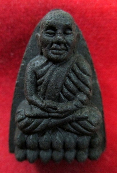 หลวงปู่ทวด ญสส. รุ่น ฤาฤทธิ์ พิมพ์หลังนูน เนื้อสีดำ ปี 2555