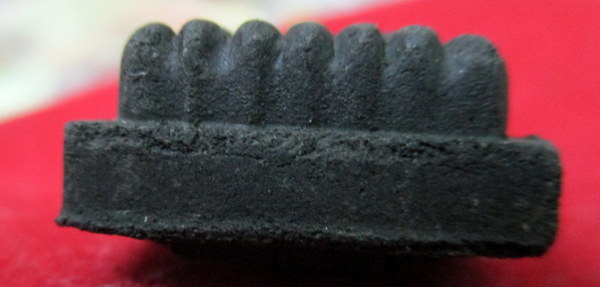 หลวงปู่ทวด ญสส. รุ่น ฤาฤทธิ์ พิมพ์หลังนูน เนื้อสีดำ ปี 2555