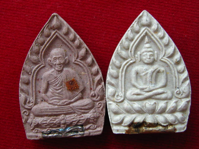 หลวงพ่อเกษม พระผงเจ้าสัว รุ่นบารมี 81 ฝังตะกรุดเงิน ปี35...2 องค์...