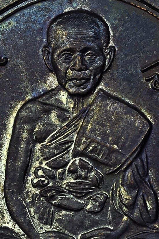 เหรียญเจริญพรล่างเนื้อนวโลหะ ญสส. เพชรกลับ หลวงปู่บัว ถามโก วัดศรีบุรพาราม พศ.2553 หมายเลข No.552