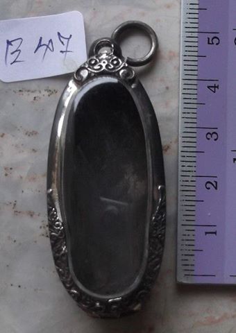 ตลับเงินขัดเงา  ปิดหลังเรียบๆ  ใส่พระเม็ดขนุน  เคาะเดียว