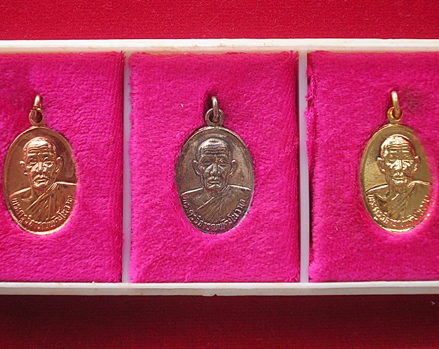 เหรียญที่ระลึกอายุ 70 ปีพระครูวิจารณ์พัฒโนวาท วัดเกาะแก้วอรุณคาม อ.วิหารแดง จ.สระบุรี ครบชุด