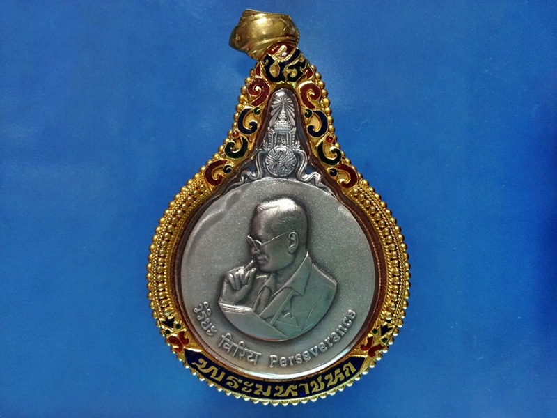 เหรียญพระมหาชนกเนื้อเงิน พิมพ์ใหญ่ ในหลวงเสด็จเป็นประธาน เหร ียญมงคลพิธีวัดบวร เลี่ยมทองคำลงยาหนักบา