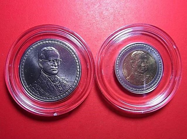 แพ๊คคู่กันไปเลยกับเหรียญที่ระลึกทรงครองราชย์ครบ60ปี ปี49 เนื้อนิเกิ้ลunc10กับ20บาทกล่องเดิม