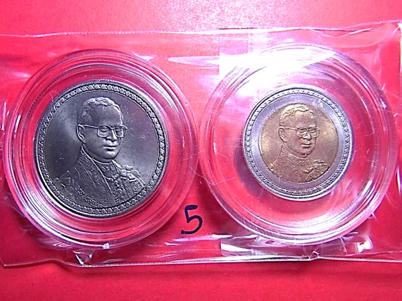 แพ๊คคู่กันไปเลยกับเหรียญที่ระลึกทรงครองราชย์ครบ60ปี ปี49 เนื้อนิเกิ้ลunc10กับ20บาทกล่องเดิม